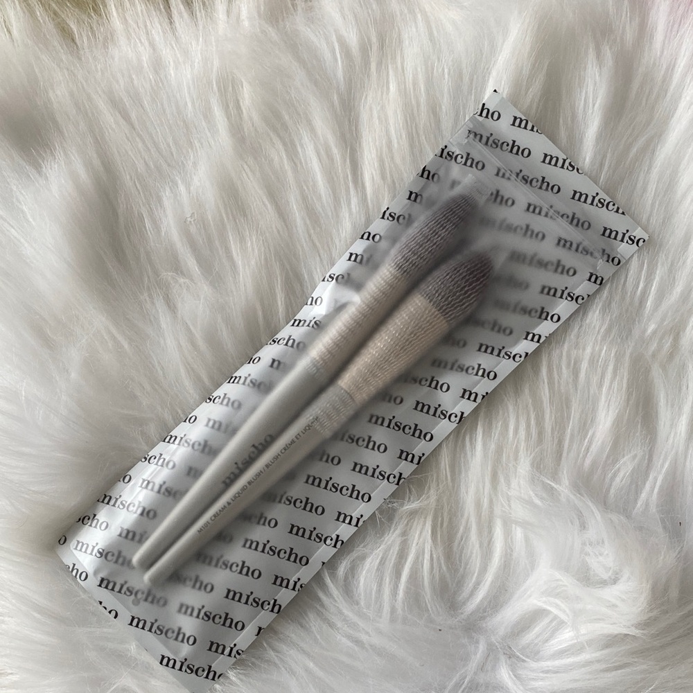Mischo  Makeup Brush Duo /New in package